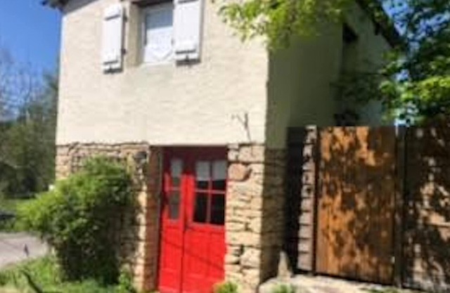 Detached, Private Dordogne Cottage for 2, Huge garden, Private hot tub on patio