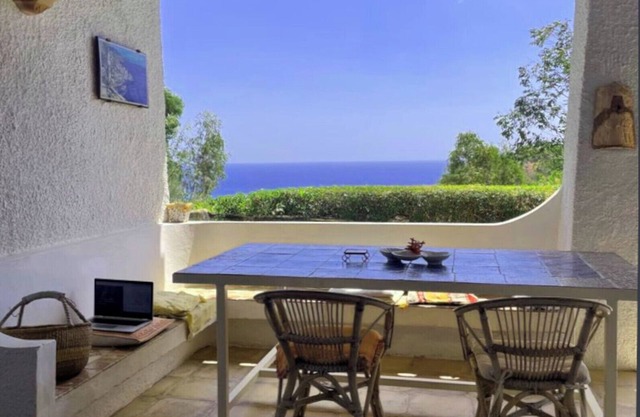Detached vacation home with sea views and close to the beach in a large garden
