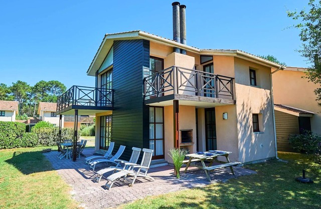 Detached villa, 2 bathrooms, sleeps 6