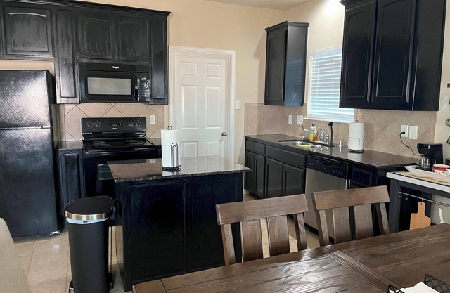 DFW Room A - One Bedroom Apartment, Sleeps 1