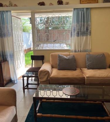 Diggz - Private Townhouse, Garden Views near Junction Mall