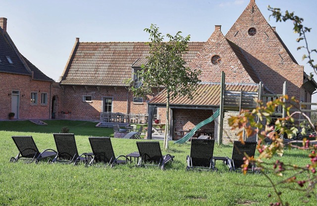 Diksmuide Mansion with Games