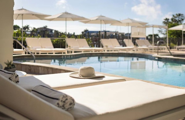 Dip Your Toes In The Sand! Outdoor Pool, Close to Pass-A-Grille Dog Beach