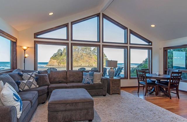 DIRECT OCEAN FRONT, Newly Remodeled, 7 BDRM, 5.5 bath, Hot tub, beach access