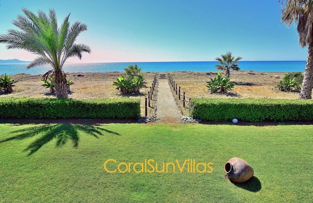 Direct to the Sandy Beach (30m), Impressive Villa, Privacy, VILLAS for GROUPS