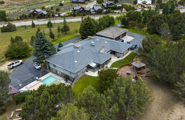 DISCOUNTED fall rates! Beautiful LODGE! 8400sq ft,Pickleball, Hot tub,Sleeps 50.