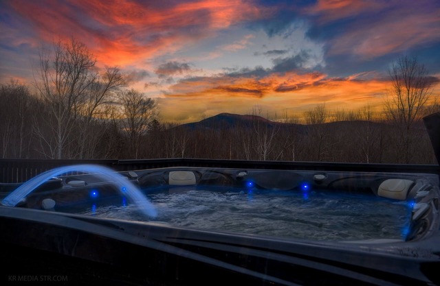 Discounted! Private & Spacious – Hot Tub + Stunning Views!