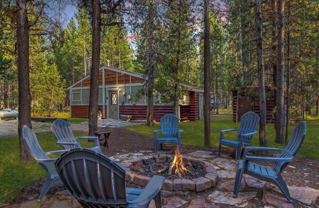 *DISCOUNTED RATES* KABINO: Dogs OK Fire Pit Fireplace Loft w/Low Ceiling High Chair WiFi