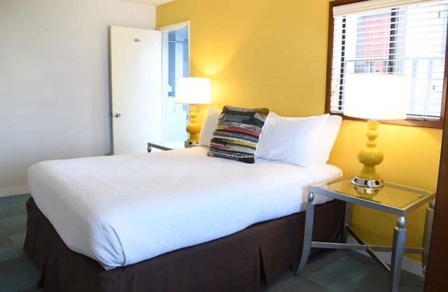 Discover La Jolla Cove! Ocean View Studio w/Kitchenette & Balcony! Pool Access!