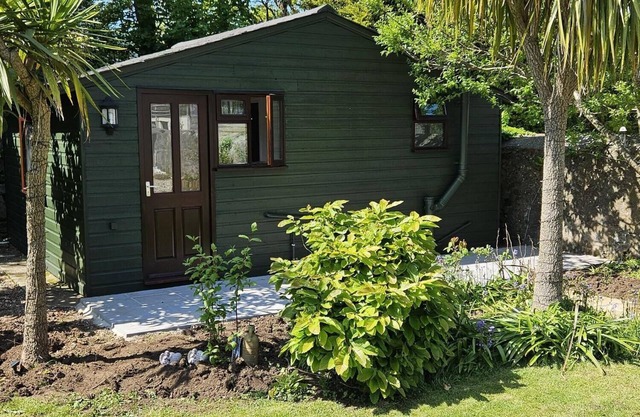 Discover our inviting chalet in the historical town of Camborne, Cornwall!n