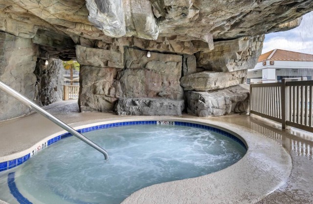 Discover Your Palm Springs Paradise! 3 Suites w/ Balcony and Living Area
