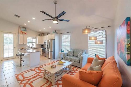 Discreet Retreat, Modern home With Private BackYard