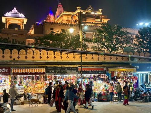 Divine Stay- Facing Krishna Janambhoomi Temple- Spacious 2Room Private HomeStay- All Facilities From Transport To Food- Sleeps 2-6