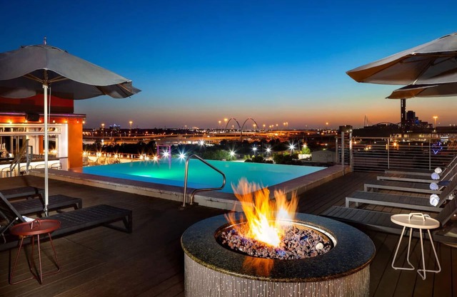 Dlux King room in Canvas Hotel Dallas! Rooftop edge Pool w/City Views