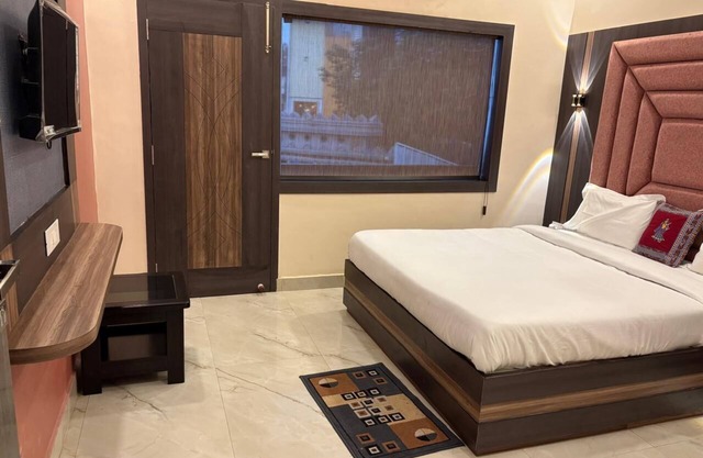 DM PAYING GUEST HOUSE