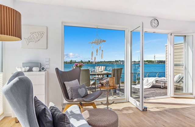 Dog-friendly Baltic Sea vacation apartment "KapMar" with south-facing terrace right on the waterfront
