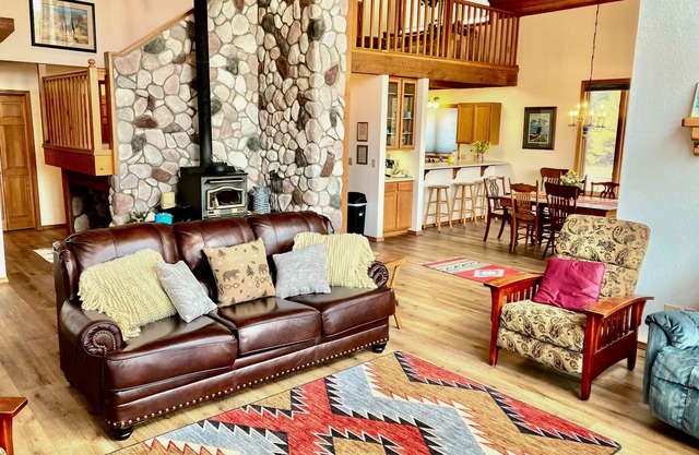 Dog-friendly cabin with large yard, wood stove, grill & mountain views