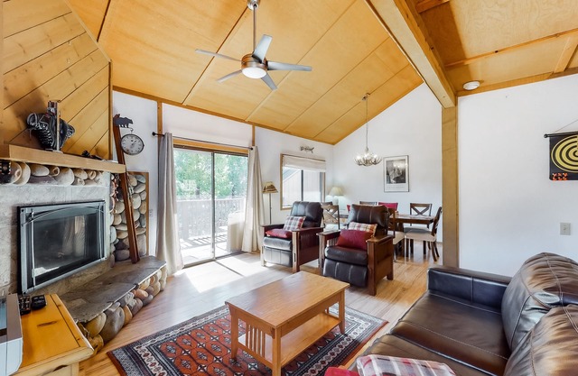 Dog-friendly chalet w/shared pool, hot tub, gas fireplace - close to lake