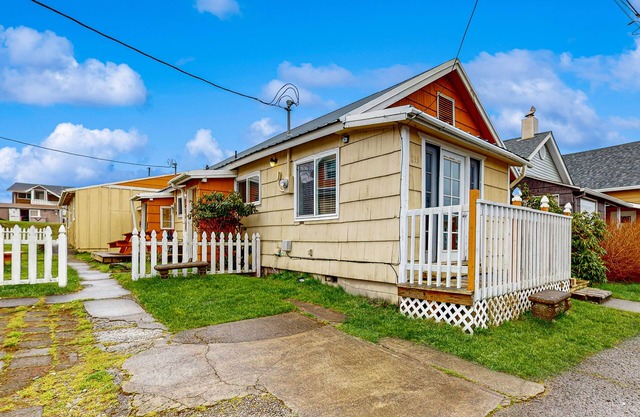 Dog-Friendly Coastal Cottage Minutes from Downtown & One Block to Beach