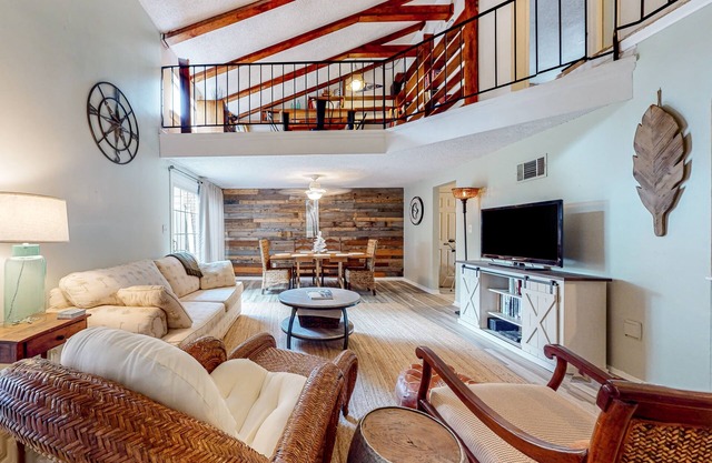 Dog-friendly coastal townhome with golf course views, patios, & washer/dryer