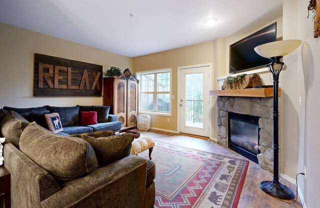 Dog-Friendly Condo with Chef's Kitchen, Pool & Hot Tub - Close to Skiing