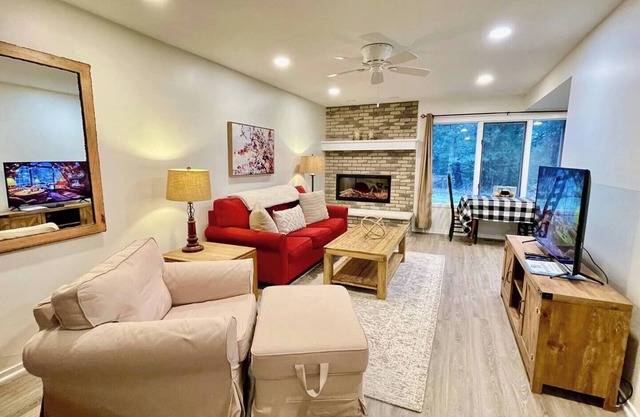 DOG Friendly Condo w/POOLS (1 Mile from Ski Hill)