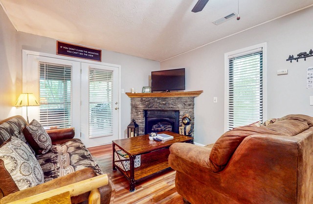 Dog-friendly condo w/hot tub & nature’s serenity +free attraction tickets