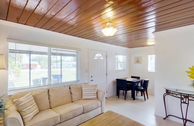 Dog friendly cottage with big yard, streaming, washer/dryer, enclosed patio, AC