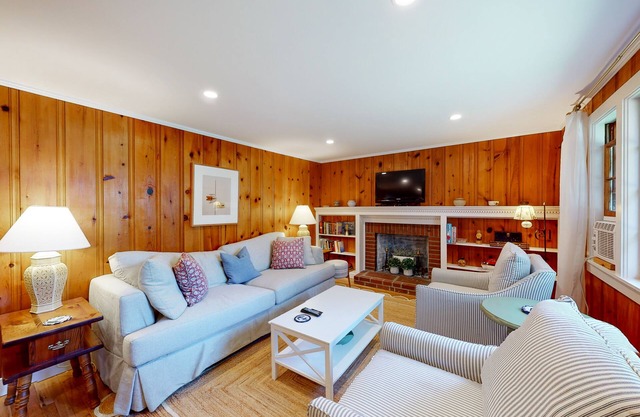 Dog-friendly cottage with great yard & 3 bikes - 1/2 mile to Earle Road Beach