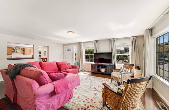 Dog-friendly cottage w/partial lake view and central AC - walk to the lake