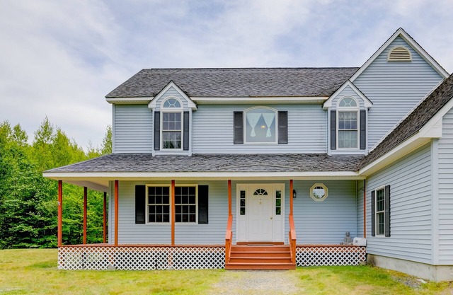 Dog-friendly country home w/jetted tub, backyard & grill