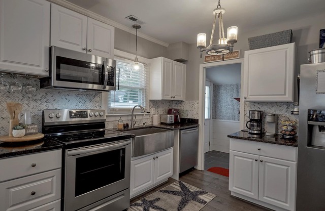 Dog-friendly fenced 2BR/1.5 bath cottage, 2 blocks to beach, near military bases