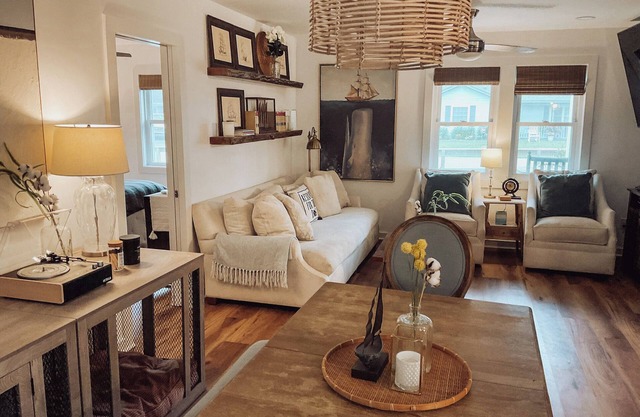 Dog Friendly Fenced Cottage Minutes from the Water!