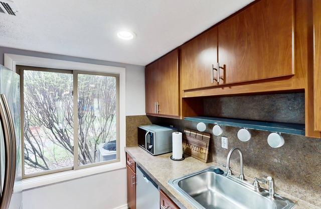 Dog-friendly golf-view townhouse pool, fireplace, golf on-site, pickleball, gym