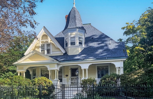 Dog-friendly historical home with gorgeous porch & prime in-town location