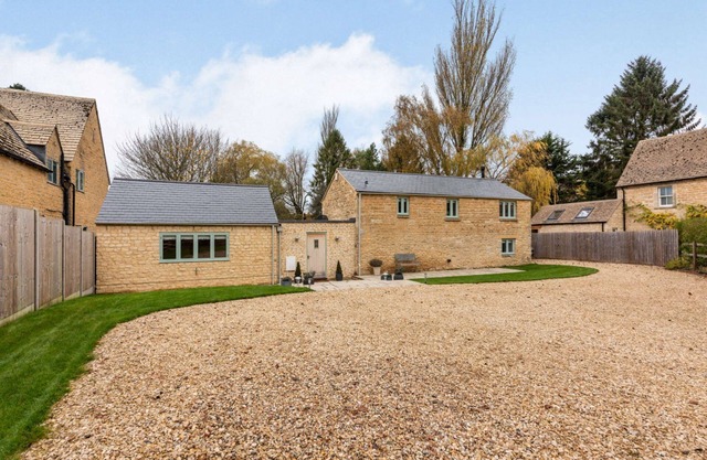 Dog friendly holiday cottage with garden in the Cotswolds - Honeystone Cottage