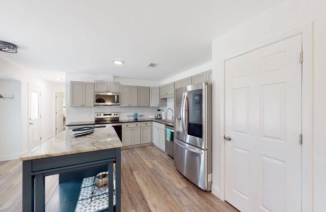 Dog-friendly home near beach / park with game room, AC, & W/D