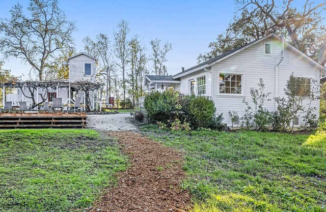Dog-friendly home with fast WiFi, firepit, patio