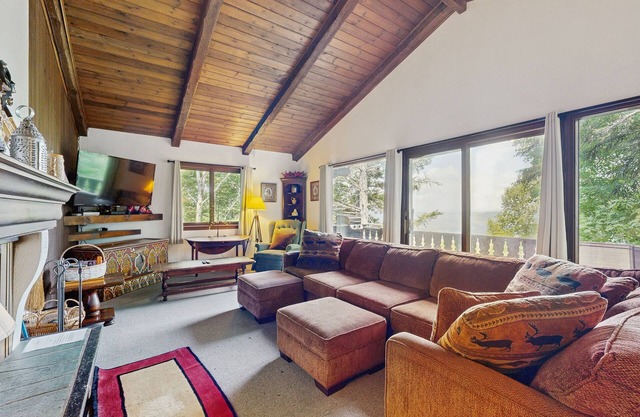 Dog-friendly home with stunning views & balcony, near Cannon Mountain