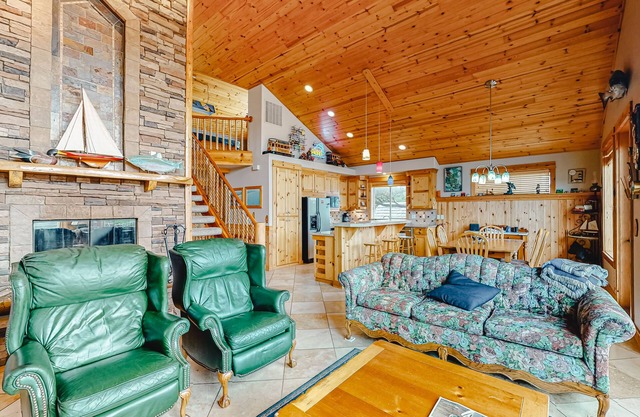 Dog-friendly home with private hot tub, pool table, grill, air hockey, fireplace