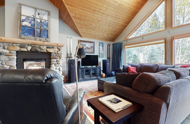 Dog-Friendly Home with Free WiFi, Private Hot Tub, and Great Views - Near Golfing