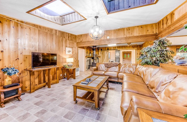 Dog-Friendly Home with Wi-Fi, Peaceful Surroundings, Gorgeous Bay Views