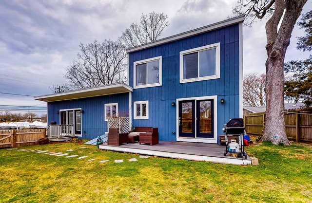 Dog-friendly home with partial AC, backyard, washer/dryer, WiFi, and gas grill