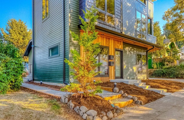 Dog-friendly home with private washer/dryer, partial AC, and firepit