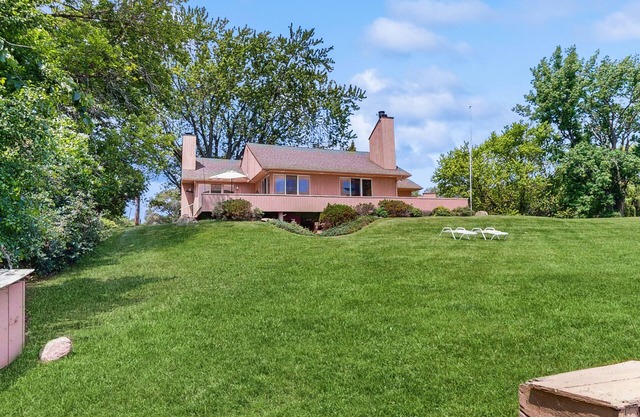 Dog-friendly, house & guest house on Lake Champlain, views, lakefront, bbq