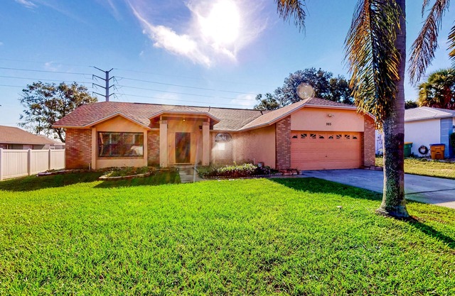 Dog-friendly house near theme parks with pool & central AC - snowbirds welcome