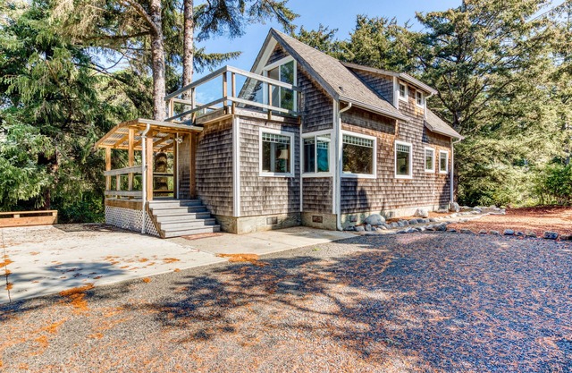 Dog-friendly house near the beach with ocean view and private gas grill