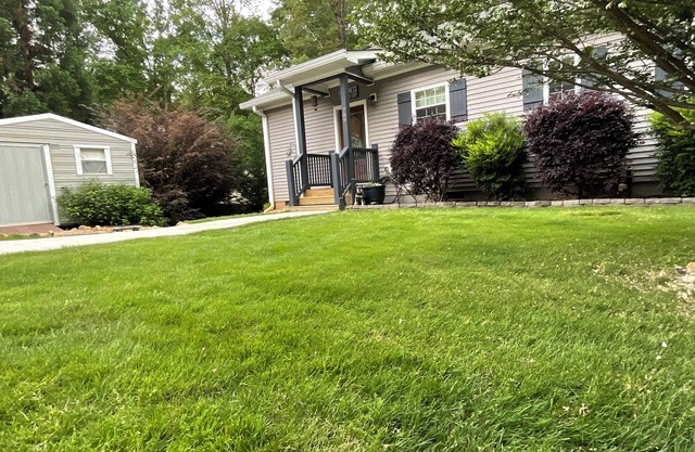 Dog friendly Lake front cottage, Hot tub, fire pit, fenced yard, family friendly