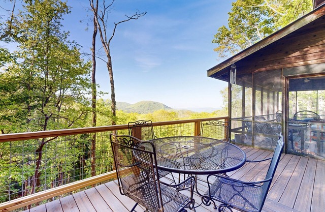 Dog-friendly mountain view cabin with furnished deck, washer/dryer