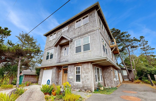 Dog-friendly Neskowin Village home w/ocean views, private hot tub, & patio